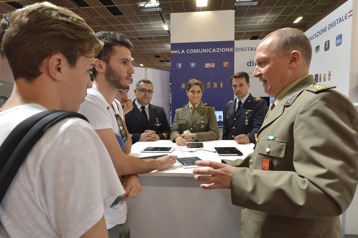 Visitatori allo Stand 03.jpg